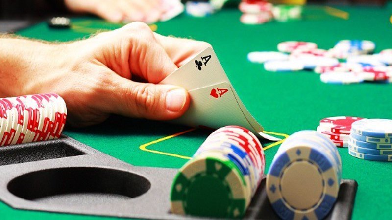 Quân bài tẩy giúp anh em hạ gục đối thủ trong ván cược